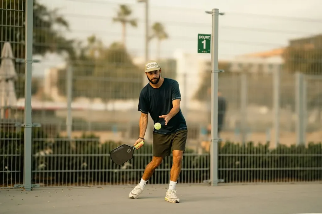 joola choi pickleball co that de dang e lam quen khong